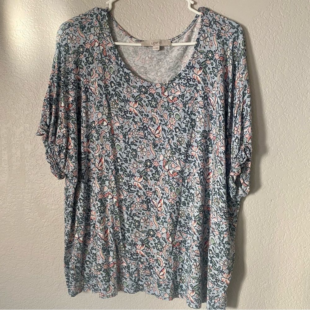 🌻 2/$15 Loft XL floral blue, green peach and white short sleeves and Flowy